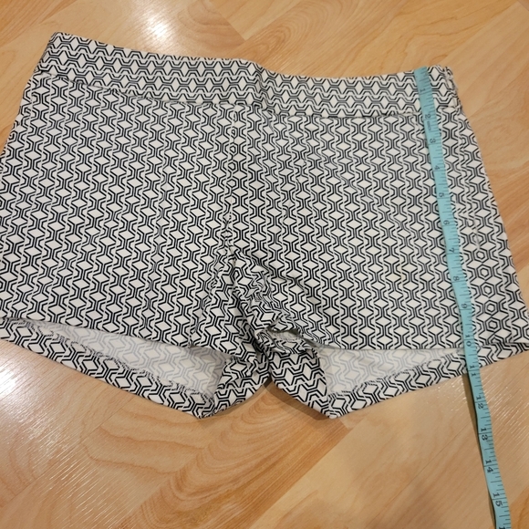Express Geometric Black And White Shorts Size 2 - Picture 8 of 10